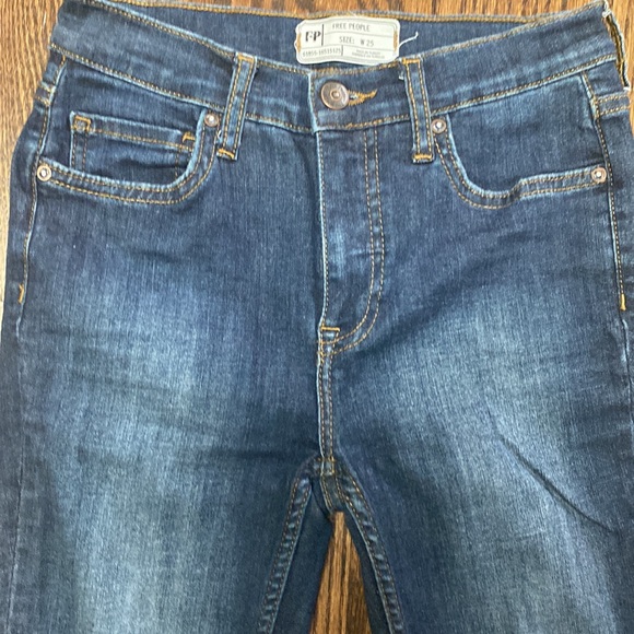 Free People Skinny Women’s Distressed Jeans in Blue Wash. size 25 - Picture 4 of 11